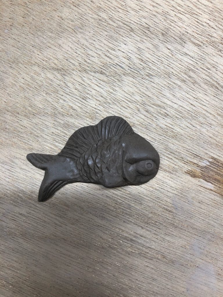 the-prototype-of-the-cast-clay-article-of-goldfishes